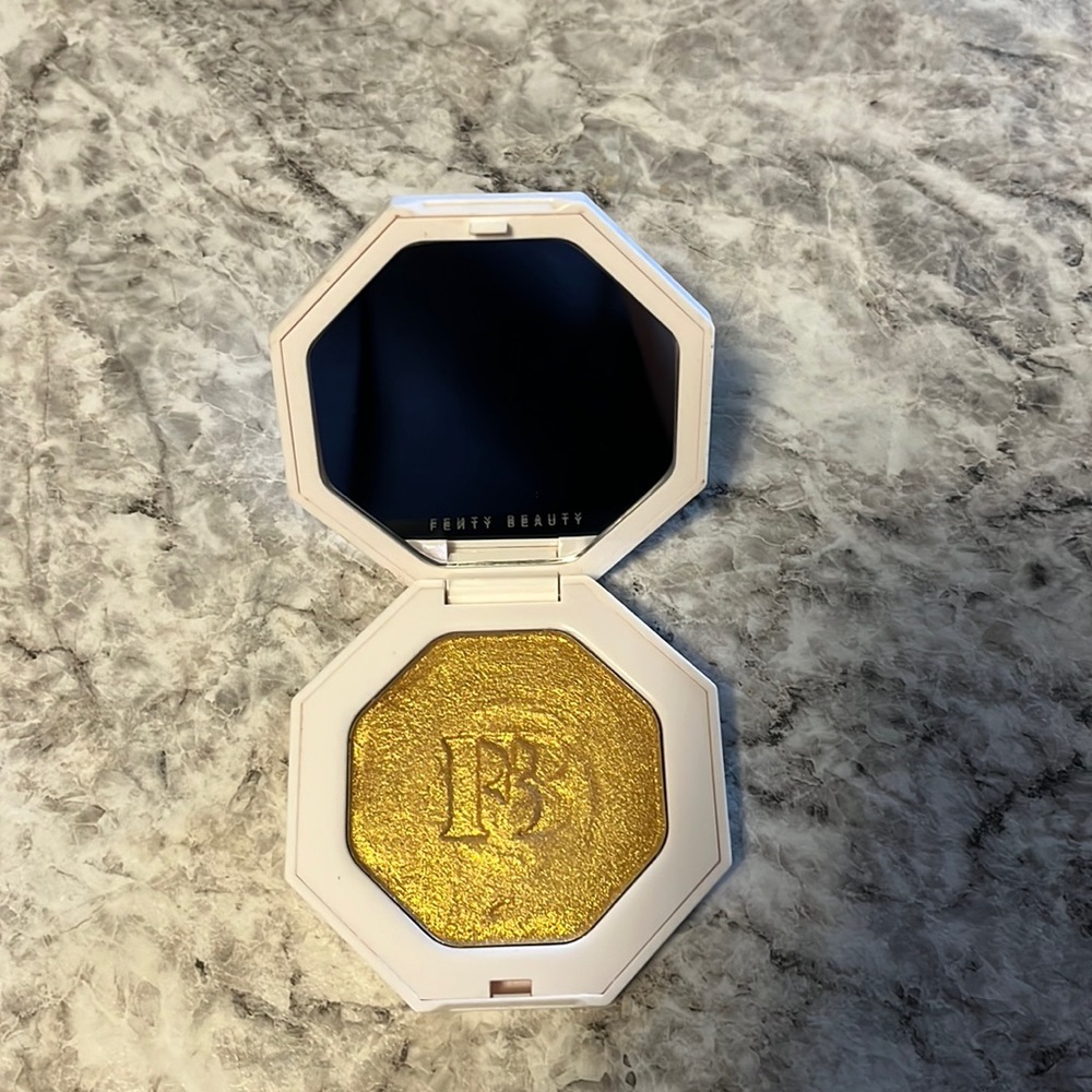 Fenty Beauty gold highlighter in Trophy Wife